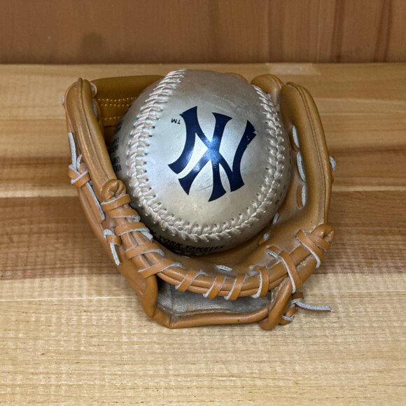 New York Yankees 100th Anniversary Limited Edition Baseball w/ Glove /5000 - Picture 1 of 4